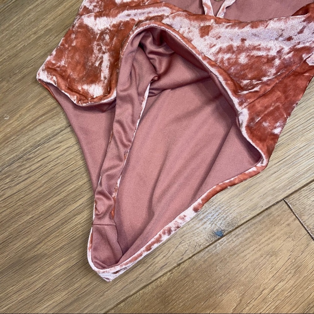 Crushed Velvet look deep V bodysuit Medium - Picture 3 of 5